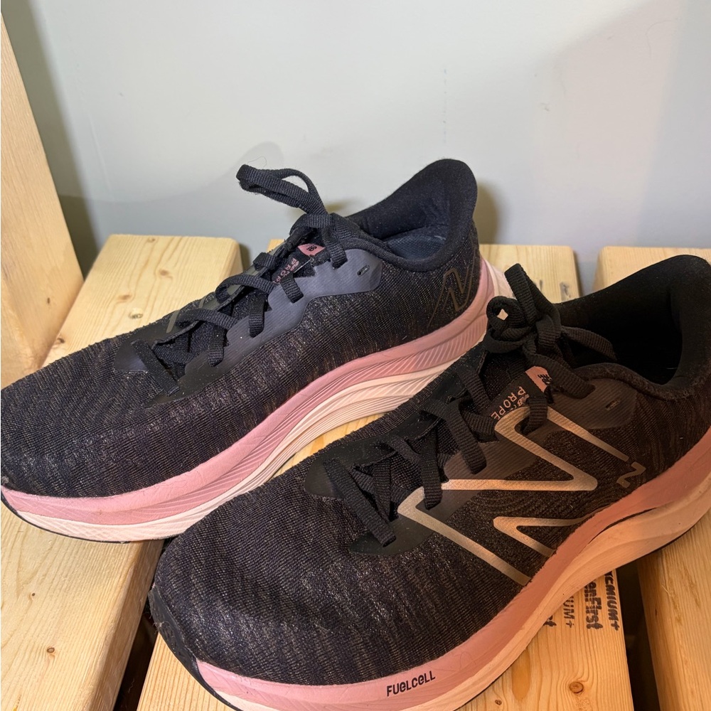New Balance Women's Black and Pink Athletic Shoes